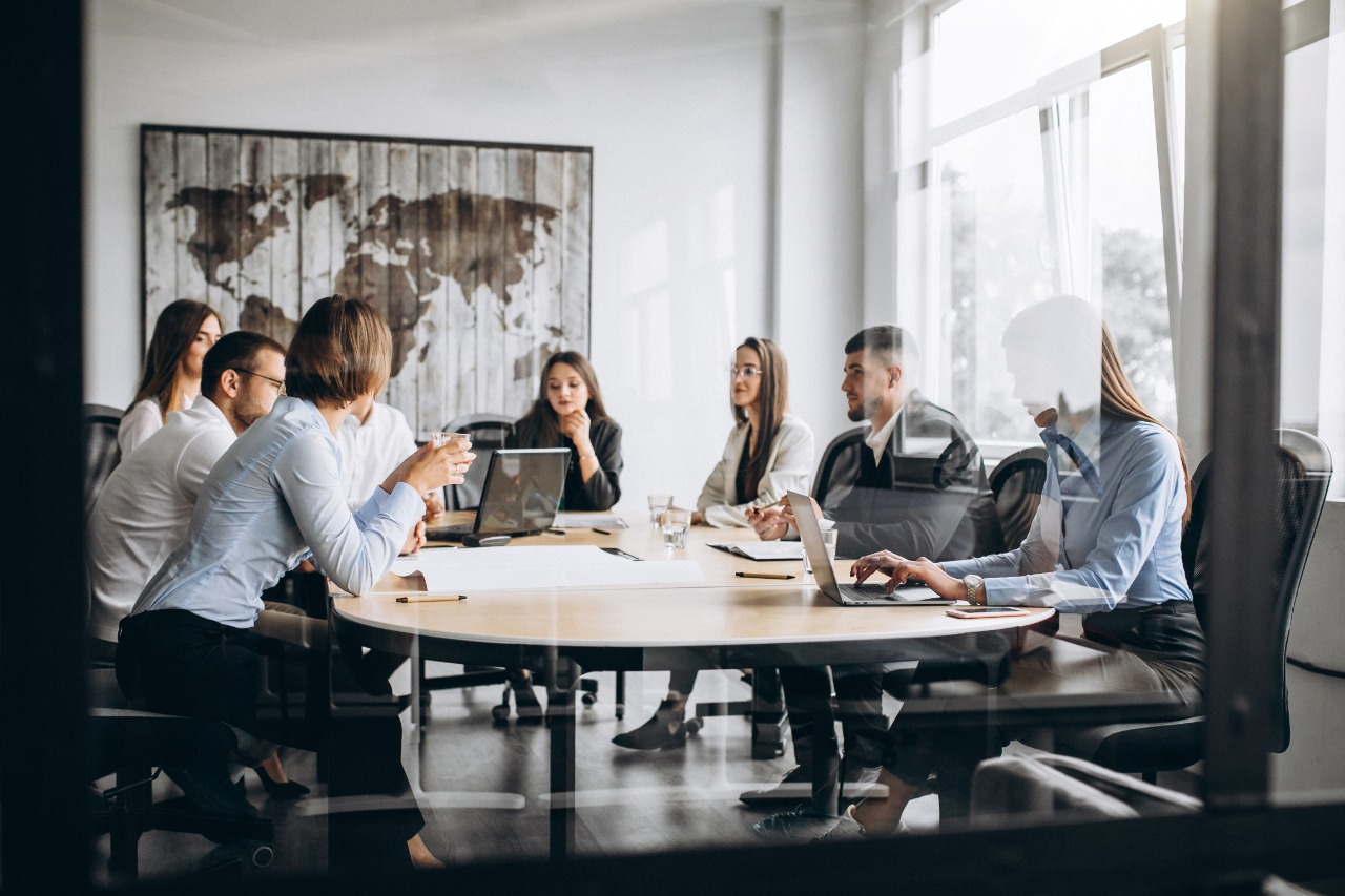 pessoas sentadas à mesa - sala de reuniões - equipe de trabalho